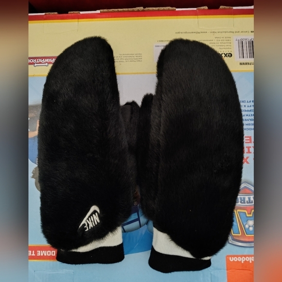 Nike Sportswear Womens Warm Fuzzy Mittens - Picture 1 of 6